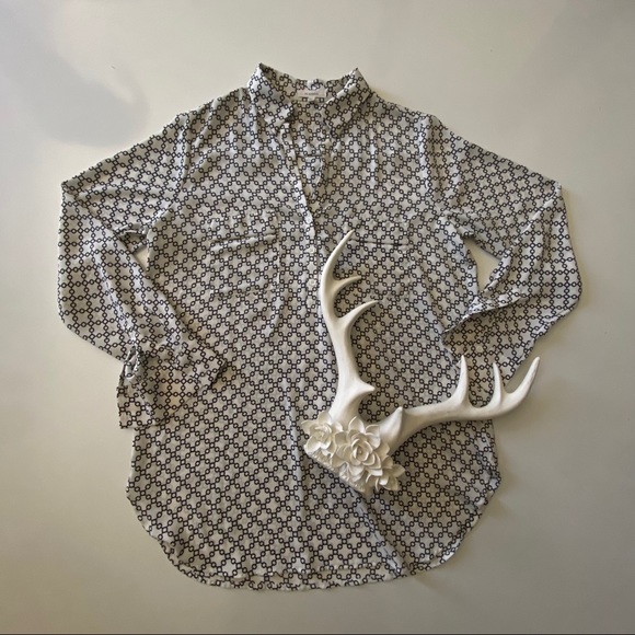 Pleione Long Sleeve Button Down Chain Link Print - Picture 4 of 15